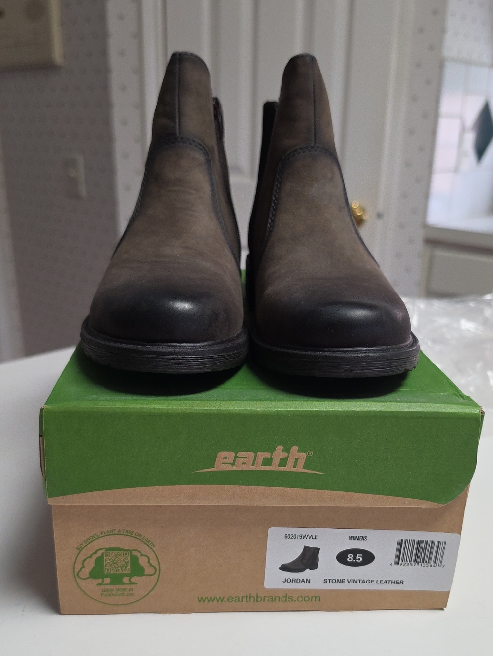 Brand New Earth Vintage Leather Side Zip Ankle Boots. Stone Color. Size 8.5 Med.